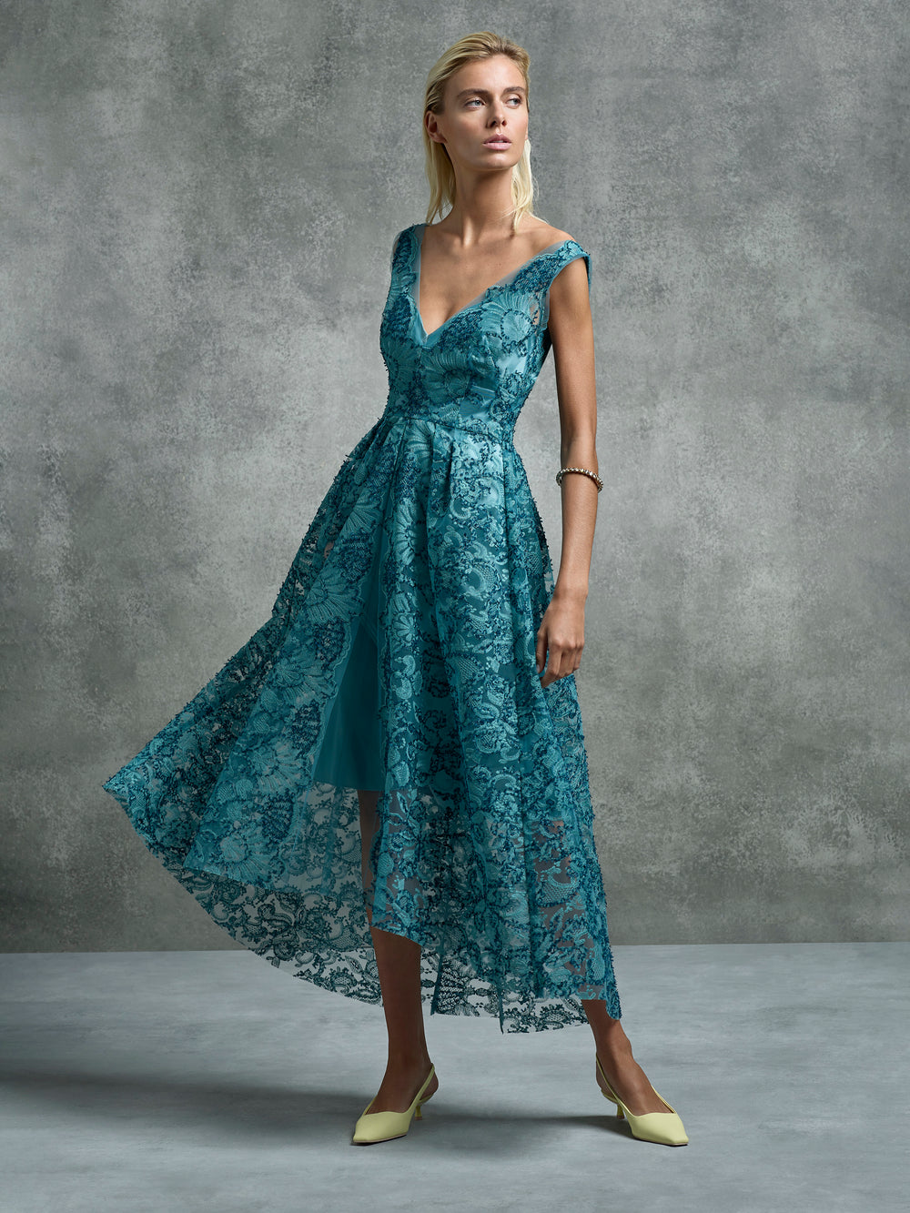 black lace long sleeve dress V Neck Sleeves Long Prom Dresses, High Low Black Forma Satin Silk Größe:M A CFDA marriage: When